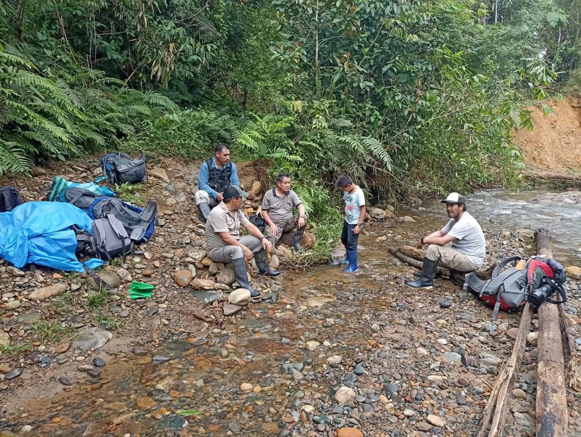 Group working in the field on the way into Manu